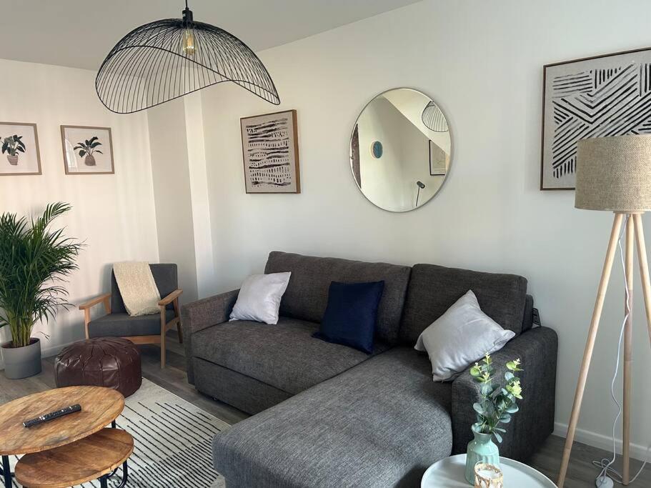 Charming Home, Walking Distance To Bay And Centre With Parking Appartement *